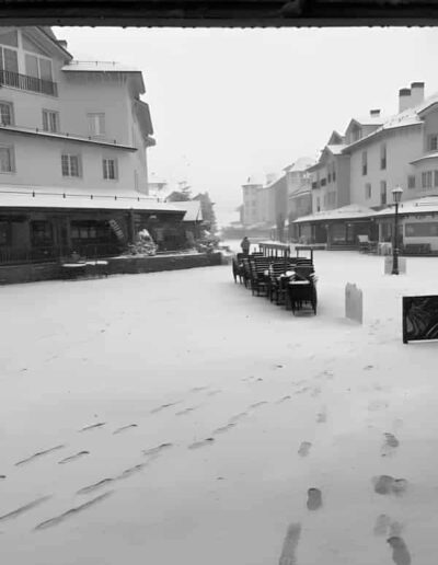 Plaza cubierta de nieve en una escapada de esquí