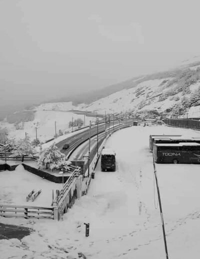 Carretera nevada de acceso a una zona de esquí