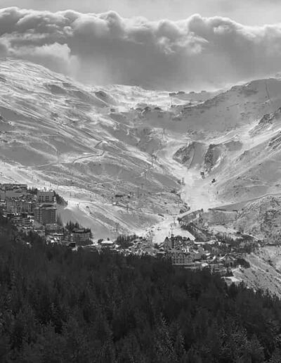 Vista panorámica de montaña con pistas de esquí nevadas