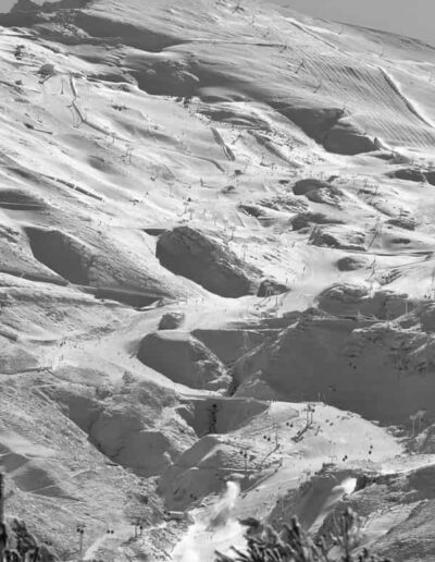 Pistas de esquí entre montañas cubiertas de nieve